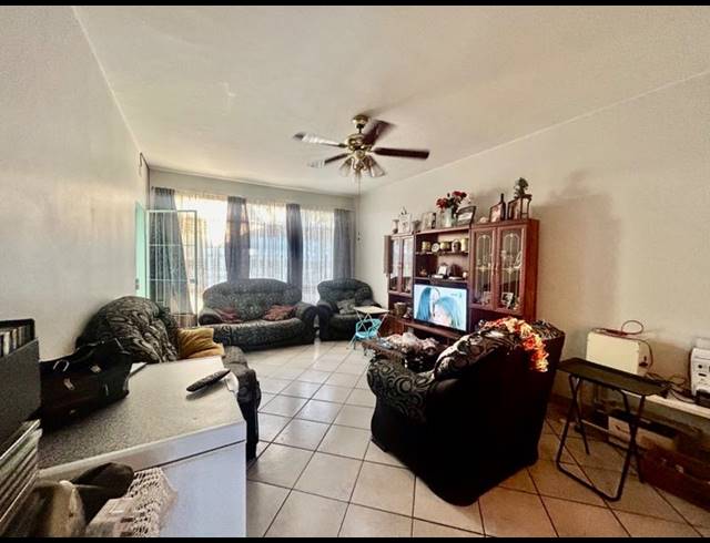 2 BEDROOM APARTMENT FOR SALE IN VANDERBIJLPARK CW 2